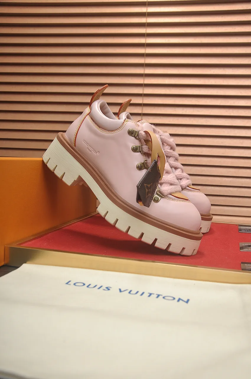 Men's shoes 💰660💶 LV Louis Vuitton 2025 autumn and winter new couple's new style, the original version is developed one to one, retro fashion, handsome and cool mountaineering derby shoes are out of stock 👍 💎 Material: imported first-layer cowhide 💎 Lining: imported lambskin 💎 Outsole: original molded TR non-slip sole 💎 Bottom height: 3.5cm 💎 Shoe size: 35-45 for both men and women